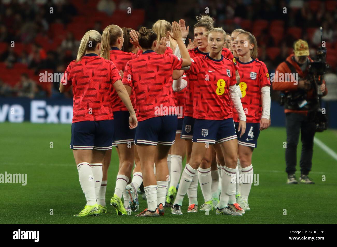 Inghilterra squadra high five al termine di Warm Up Inghilterra contro Germania calcio femminile Wembley Stadium Londra Regno Unito 25 ottobre 2024 Foto Stock