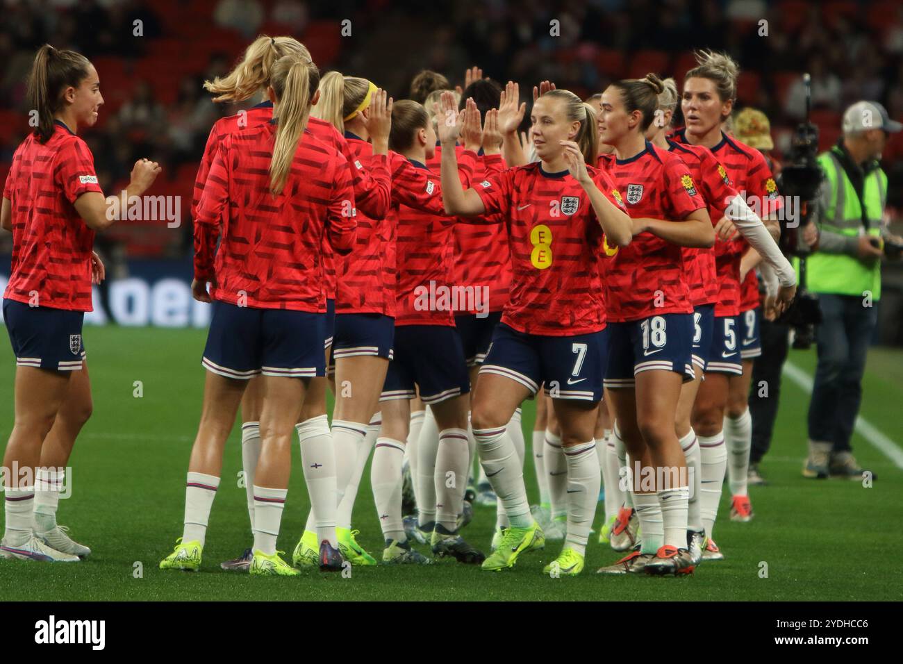 Inghilterra squadra high five al termine di Warm Up Inghilterra contro Germania calcio femminile Wembley Stadium Londra Regno Unito 25 ottobre 2024 Foto Stock