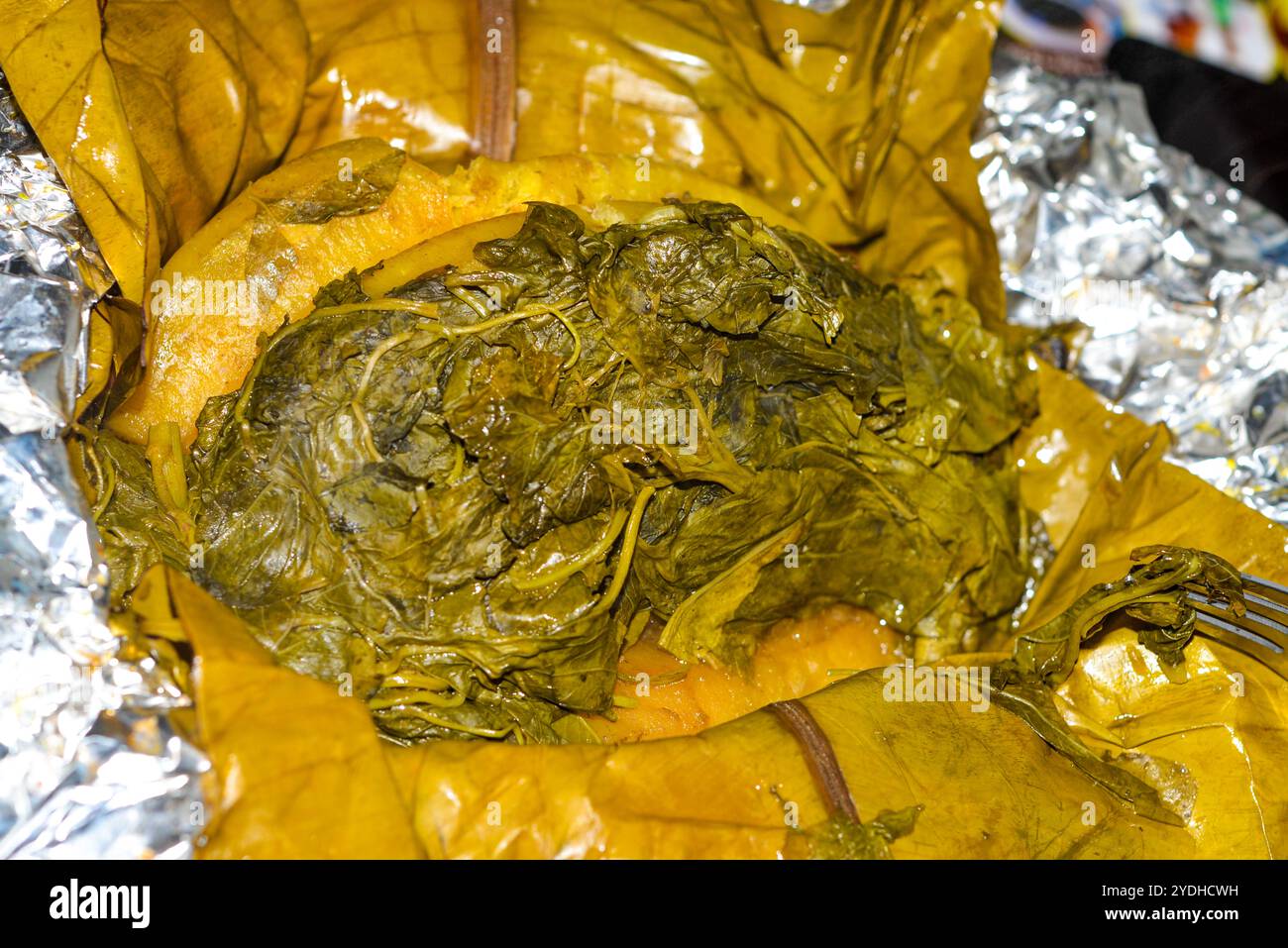 Pasto con luwombo di pollo. Il Luwombo è una cucina tradizionale ugandese popolare nell'Uganda centrale. Viene preparato bollendo carne, pollo o pesce avvolti Foto Stock