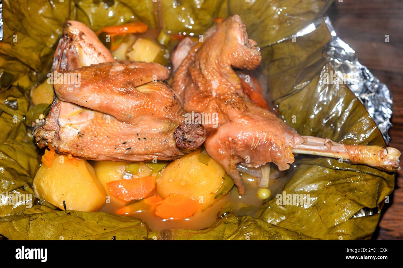 Pasto con luwombo di pollo. Il Luwombo è una cucina tradizionale ugandese popolare nell'Uganda centrale. Viene preparato bollendo carne, pollo o pesce avvolti Foto Stock