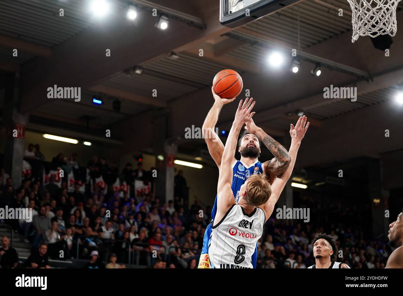 Martin Breunig (Syntainics MBC, #08) auf dem Weg zum Korb, Jared Grey (Veolia Towers Hamburg, #08), GER, Veolia Towers Hamburg vs Syntainics MBC, Basketball, Bundesliga, Spieltag 6, Saison 2024/2025, 26.10.2024 foto: Eibner-Pressefoto/Max Vincen Foto Stock