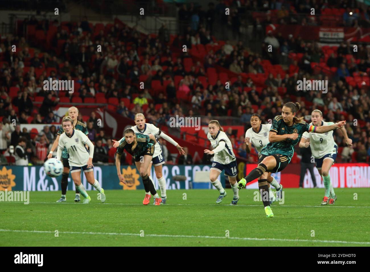 Sara Dabritz segna rigore Inghilterra contro Germania calcio femminile Wembley Stadium Londra Regno Unito 25 ottobre 2024 Foto Stock