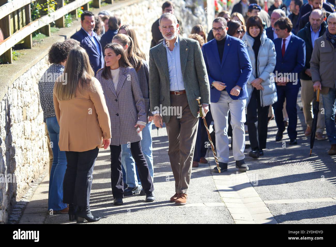 Sotres, Spagna, 26 ottobre 2024: La regina di Spagna, Letizia Ortiz (L) accoglie le persone mentre Felipe vi (R) cammina durante il premio cittadino esemplare delle Asturie 2024, il 26 ottobre 2024, a Sotres, Spagna. Crediti: Alberto Brevers / Alamy Live News. Foto Stock