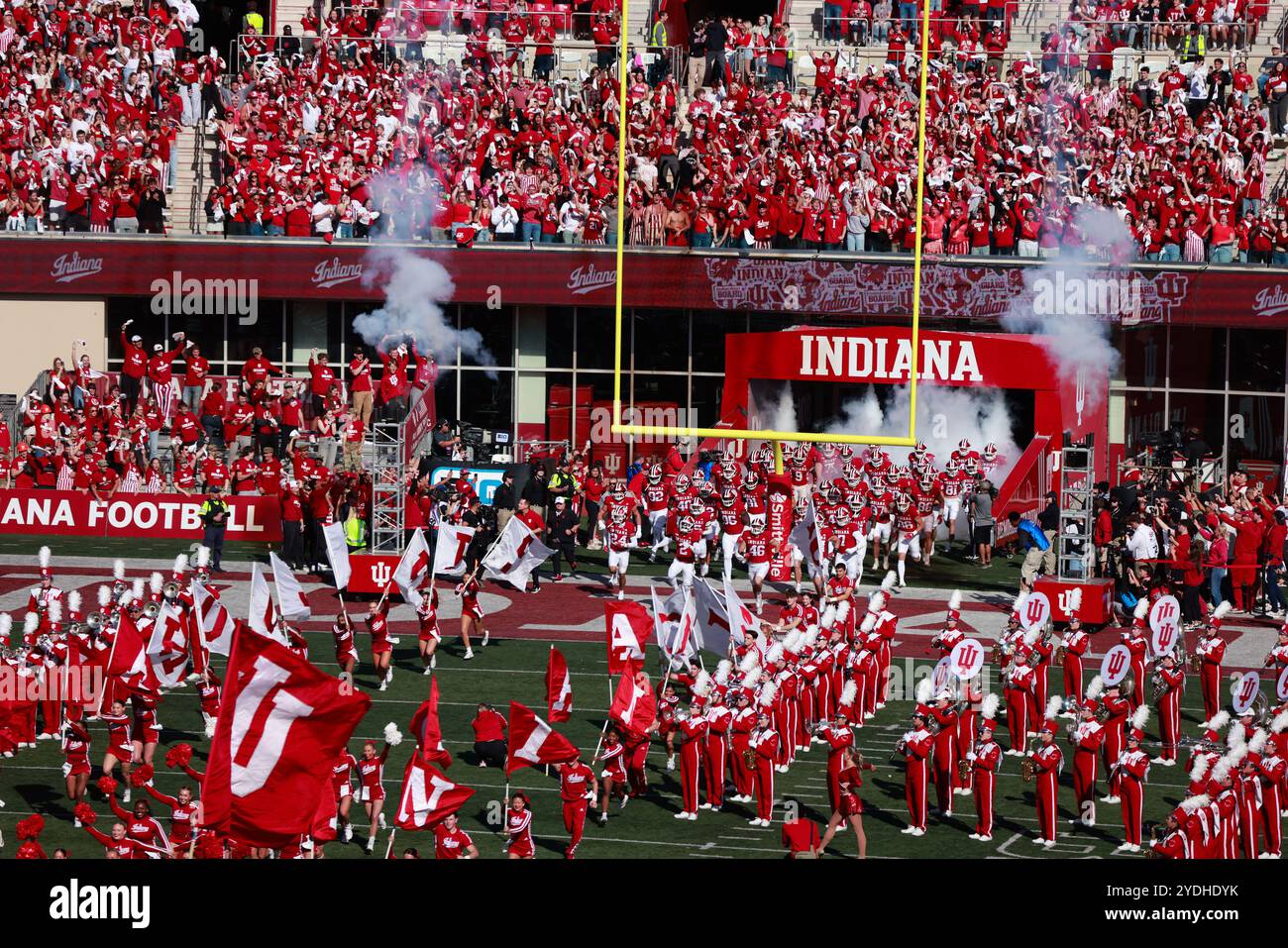 BLOOMINGTON, INDIANA - OTTOBRE 26: Gli Indiana Hoosiers corrono sul campo prima di una partita di football NCAA contro l'Università di Washington il 26 ottobre 2024 al Memorial Stadium di Bloomington, Indiana. Gli Hoosiers batterono gli Huskies 31-17. ( Crediti: Jeremy Hogan/Alamy Live News Foto Stock