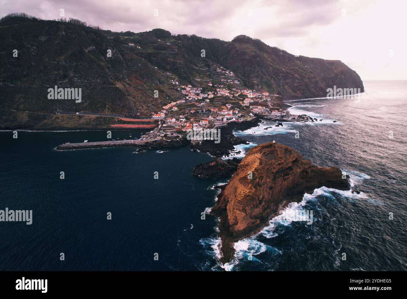 Vista aerea di Porto Moniz con piscine naturali di lava vulcanica, Madeira, Portogallo. Foto Stock