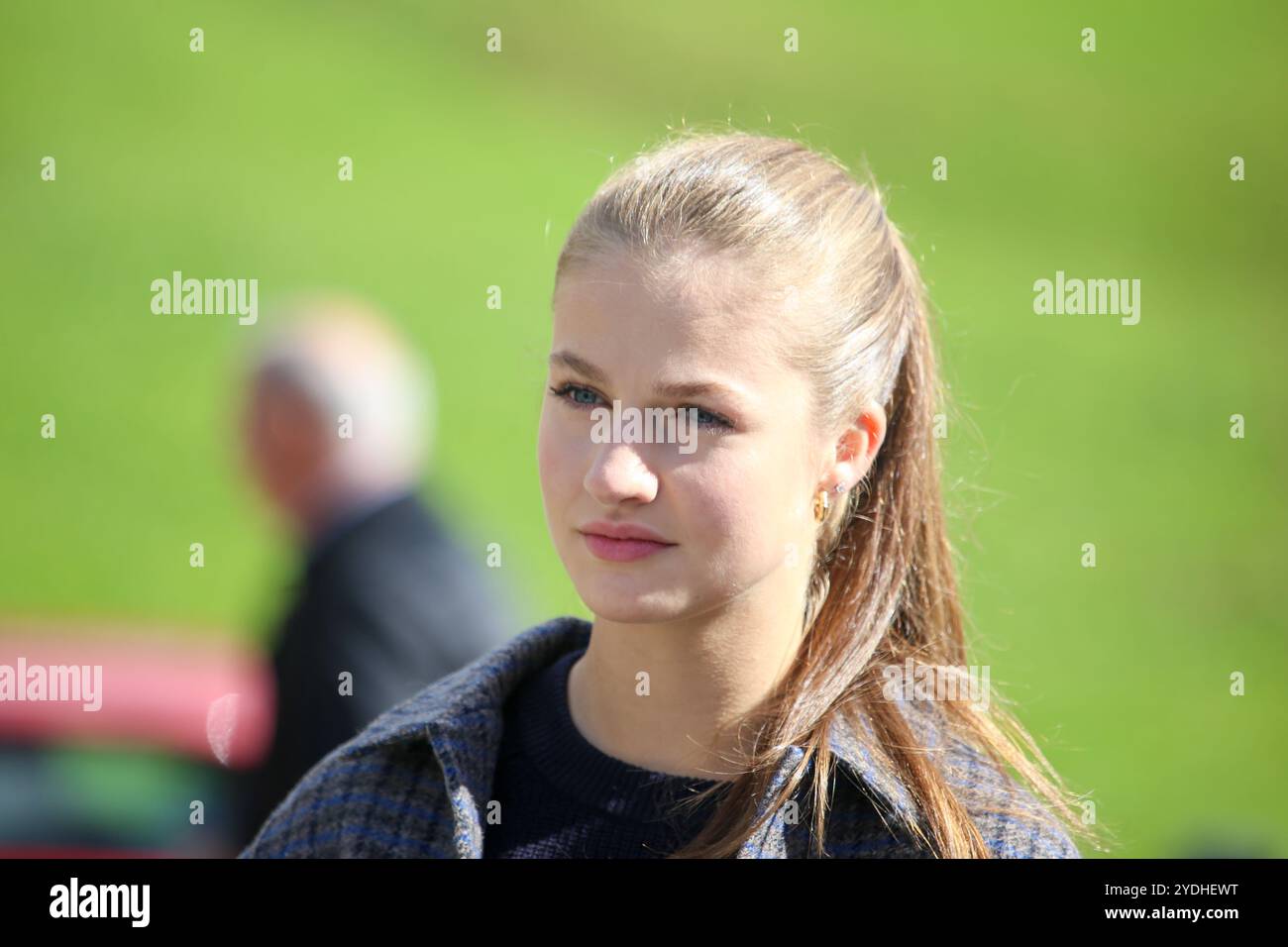 Sotres, Spagna, 26 ottobre 2024: La Principessa delle Asturie, Leonor de Borbón ascolta le spiegazioni di un residente locale durante il Premio cittadino esemplare delle Asturie 2024, il 26 ottobre 2024, a Sotres, Spagna. Crediti: Alberto Brevers / Alamy Live News. Foto Stock