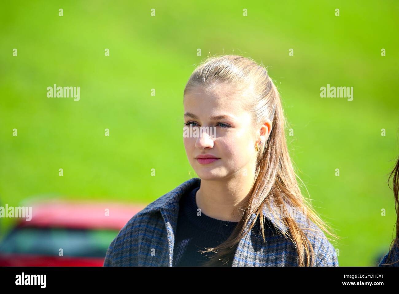 Sotres, Spagna, 26 ottobre 2024: La Principessa delle Asturie, Leonor de Borbón ascolta le spiegazioni di un residente locale durante il Premio cittadino esemplare delle Asturie 2024, il 26 ottobre 2024, a Sotres, Spagna. Crediti: Alberto Brevers / Alamy Live News. Foto Stock