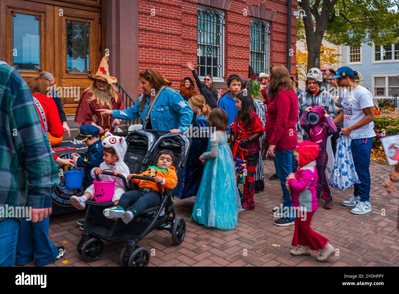 Bel Air, MD, USA – 16 ottobre 2024: Non ci sono stati trucchi, ma tante prelibatezze per le migliaia di bambini in costume che hanno invaso il quartiere finanziario del centro durante l'evento annuale. Foto Stock