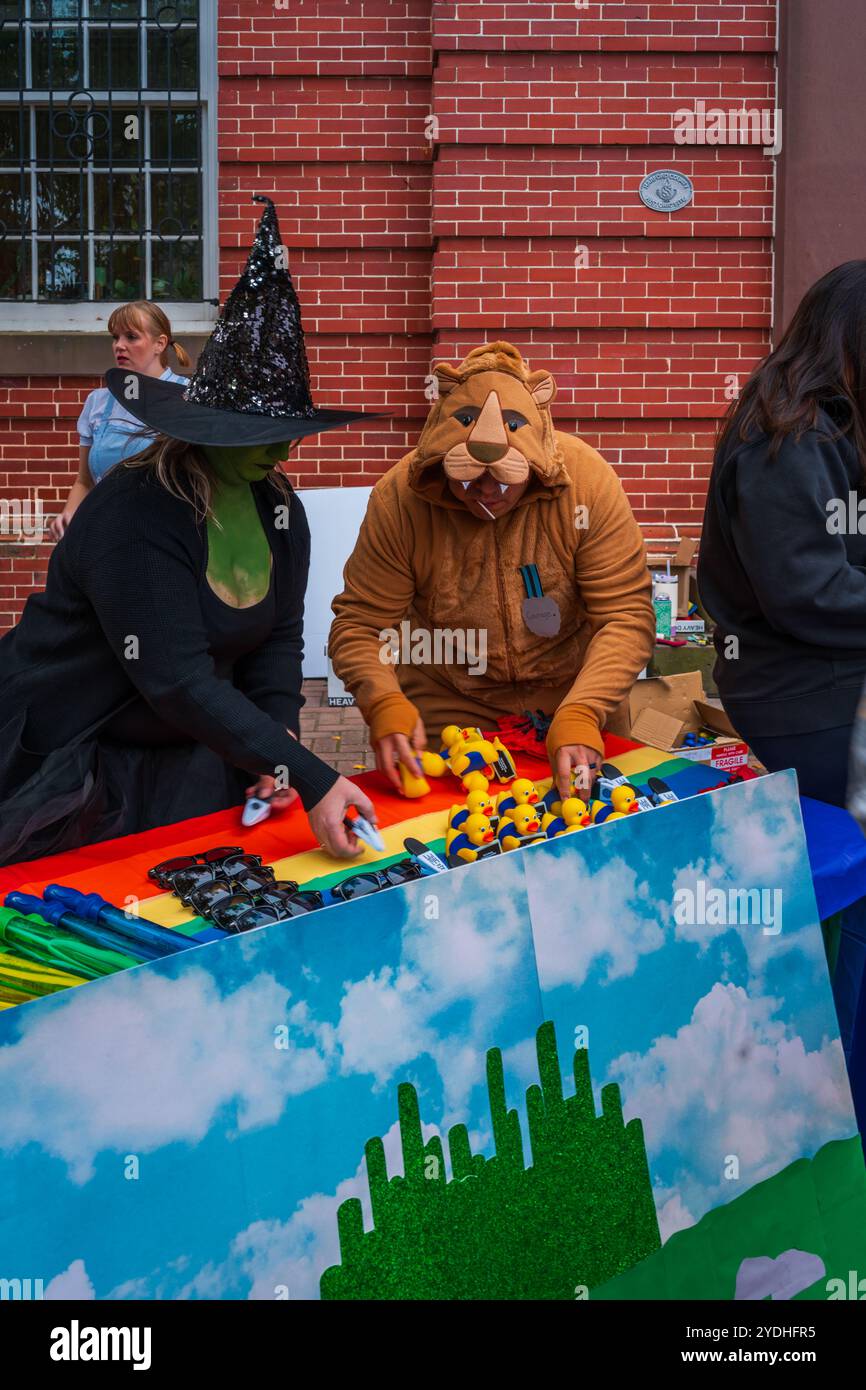 Bel Air, MD, USA – 16 ottobre 2024: Non ci sono stati trucchi, ma tante prelibatezze per le migliaia di bambini in costume che hanno invaso il quartiere finanziario del centro durante l'evento annuale. Foto Stock