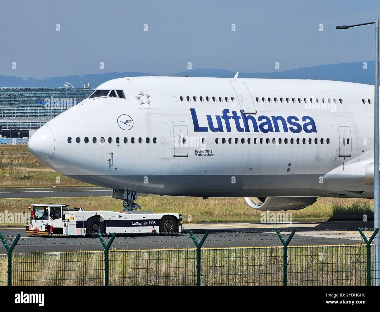 Francoforte, Assia, Germania - 13 agosto 2024: Lufthansa Boeing 747-830 Niedersachsen Livery D-ABYN fra Frankfurt Airport Foto Stock
