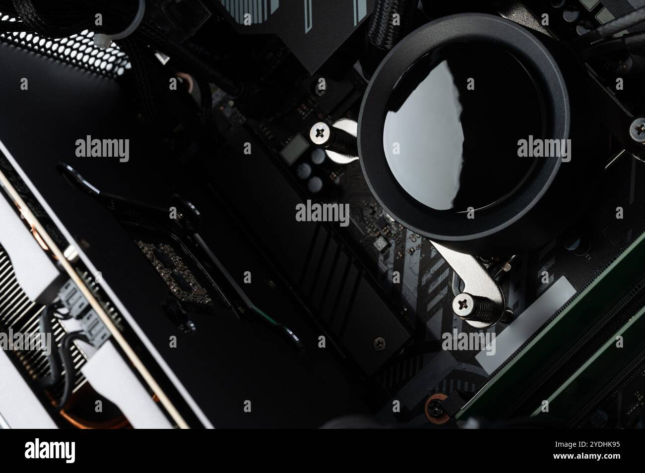 Il programma di installazione mette in evidenza il design complesso di un sistema di raffreddamento del computer con eleganti componenti neri. Foto Stock
