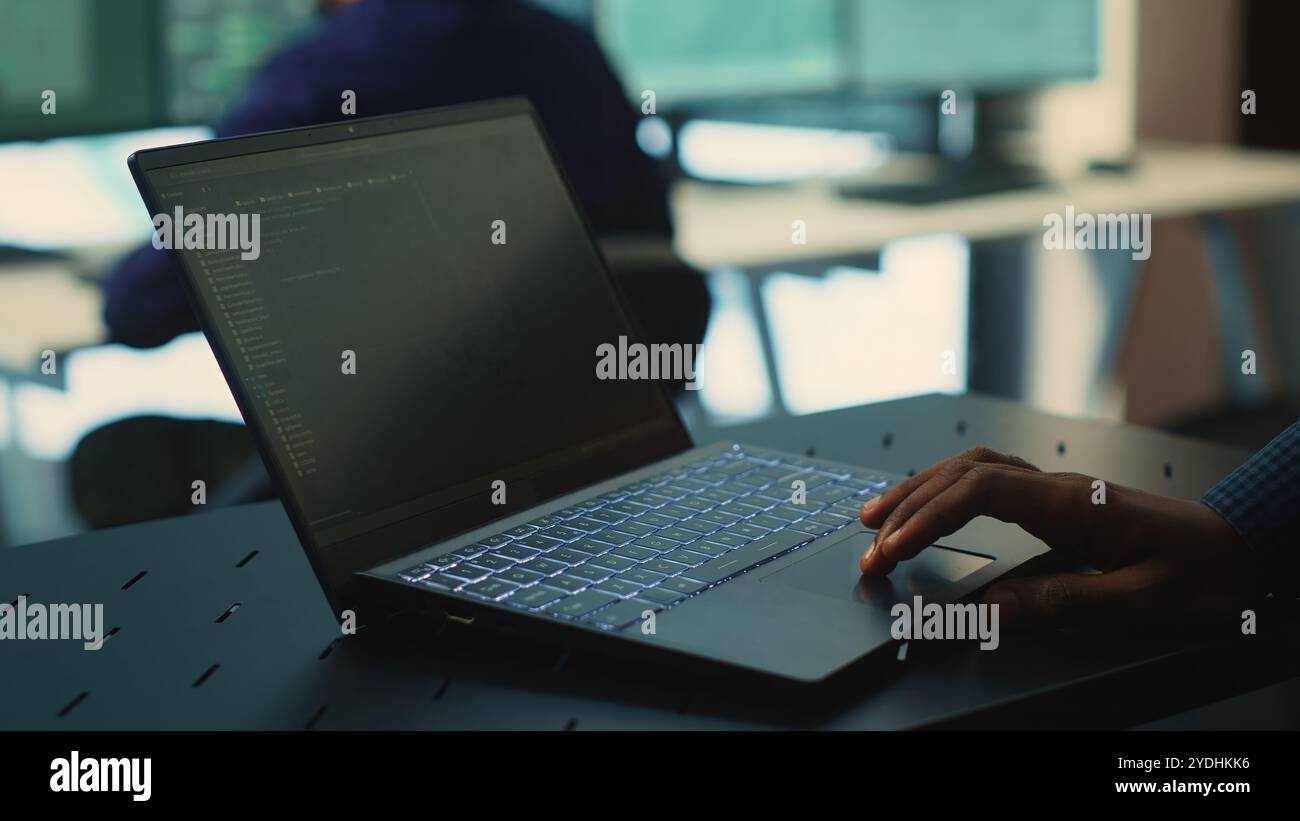 Hacker governativi al lavoro monitorano le minacce informatiche in un'agenzia high tech, implementando misure di sicurezza informatica. L'esperto IT si concentra sull'importanza della privacy online e della protezione da malware. Telecamera A.. Foto Stock