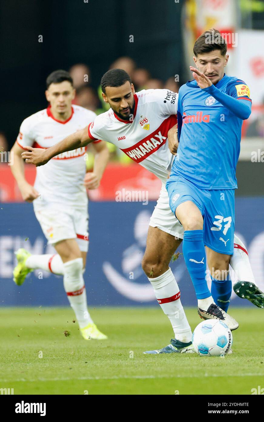 Stoccarda, Germania. 26 ottobre 2024. Im Bild: V.l. Josha Vagnoman (VFB Stuttgart, 4) und Armin Gigovic (Holstein Kiel, 37) im Zweikampf, 26.10.2024, Fussball, Bundesliga, LE NORMATIVE VfB Stuttgart - Holstein Kiel, GER, Stuttgart, MHP Arena, DFL VIETANO QUALSIASI USO DI FOTOGRAFIE COME SEQUENZE DI IMMAGINI E/O QUASI-VIDEO. Credito: dpa/Alamy Live News Foto Stock