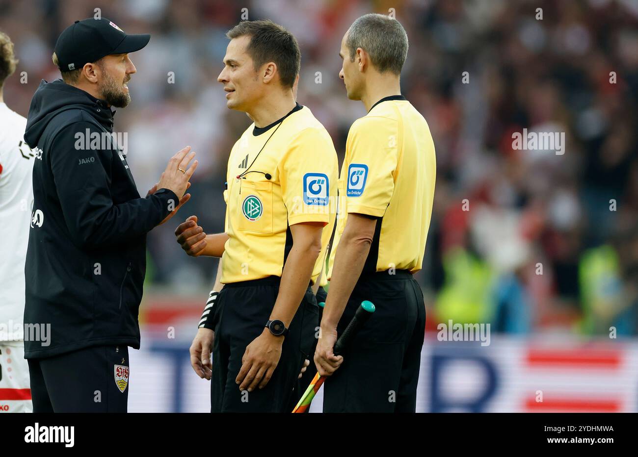 Stoccarda, Germania. 26 ottobre 2024. Im Bild: Allenatore Sebastian Hoeness (VFB Stuttgart) in Diskussion mit Schiedsrichter Robert Hartmann, 26.10.2024, Fussball, Bundesliga, VfB Stuttgart - Holstein Kiel, GER, Stuttgart, MHP Arena, LE NORMATIVE DFL VIETANO QUALSIASI USO DI FOTOGRAFIE COME SEQUENZE DI IMMAGINI E/O QUASI-VIDEO. Credito: dpa/Alamy Live News Foto Stock