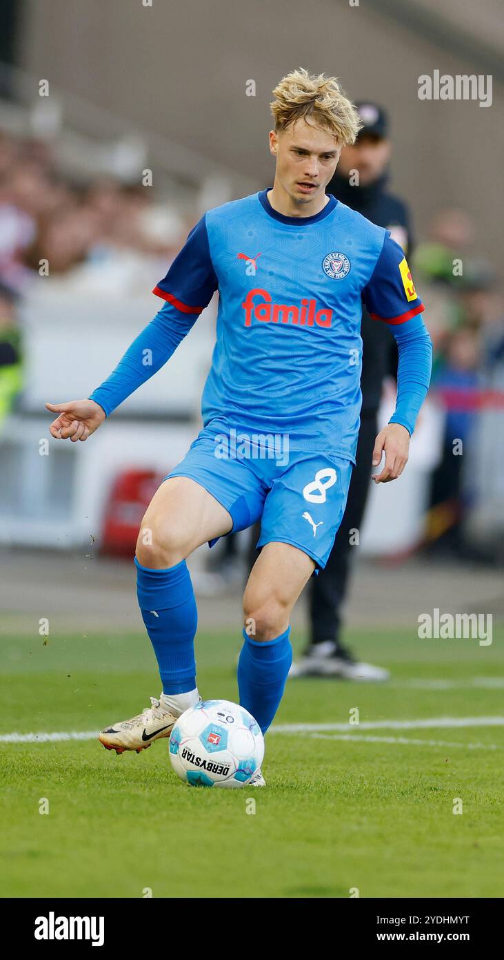 Stoccarda, Germania. 26 ottobre 2024. Im Bild: Finn Porath (Holstein Kiel, 8) 26.10.2024, Fussball, Bundesliga, VfB Stuttgart - Holstein Kiel, GER, Stoccarda, MHP Arena, DFL PROIBISCONO QUALSIASI USO DI FOTOGRAFIE COME SEQUENZE DI IMMAGINI E/O QUASI-VIDEO. Credito: dpa/Alamy Live News Foto Stock