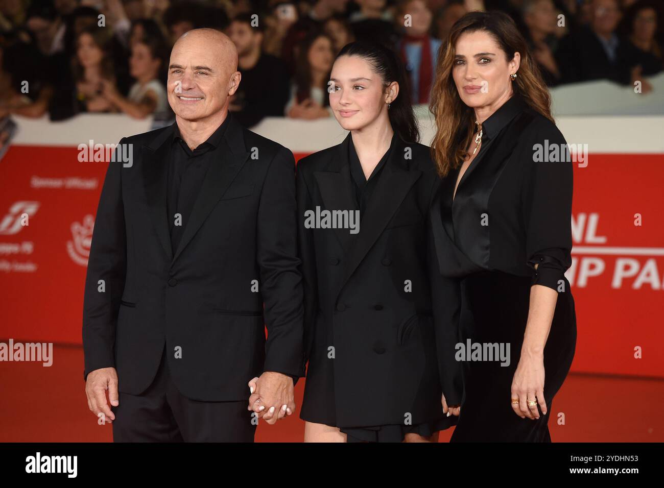 Roma, Lazio. 26 ottobre 2024. Luca Zingaretti, Emma Zingaretti e Luisa Ranieri partecipano al ModiC tre giorni sul Red carpet dell'Ala della follia durante il 19° Festival del Cinema di Roma all'Auditorium Parco della musica il 26 ottobre 2024 a Roma, Italia crediti: massimo insabato/Alamy Live News Foto Stock