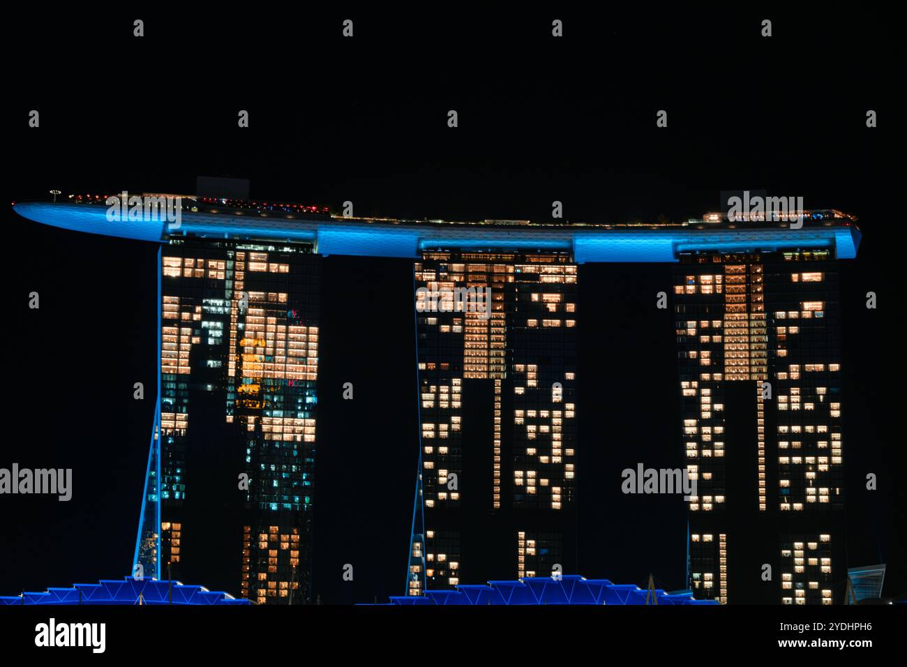 Singapore - 14 agosto 2024: Il famoso Marina Bay Sands Hotel. Incredibile vista notturna delle torri moderne e del ponte SkyPark sulla cima dei grattacieli Foto Stock