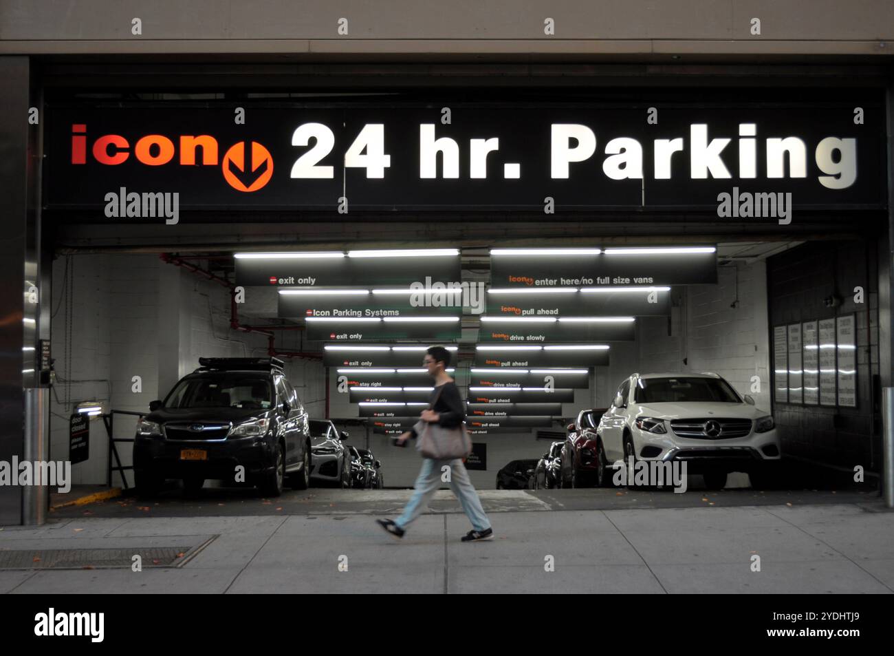 New York, Stati Uniti. 24 ottobre 2024. Un garage Icon Parking si trova a Manhattan, New York City. (Credit Image: © Jimin Kim/SOPA Images via ZUMA Press Wire) SOLO PER USO EDITORIALE! Non per USO commerciale! Foto Stock