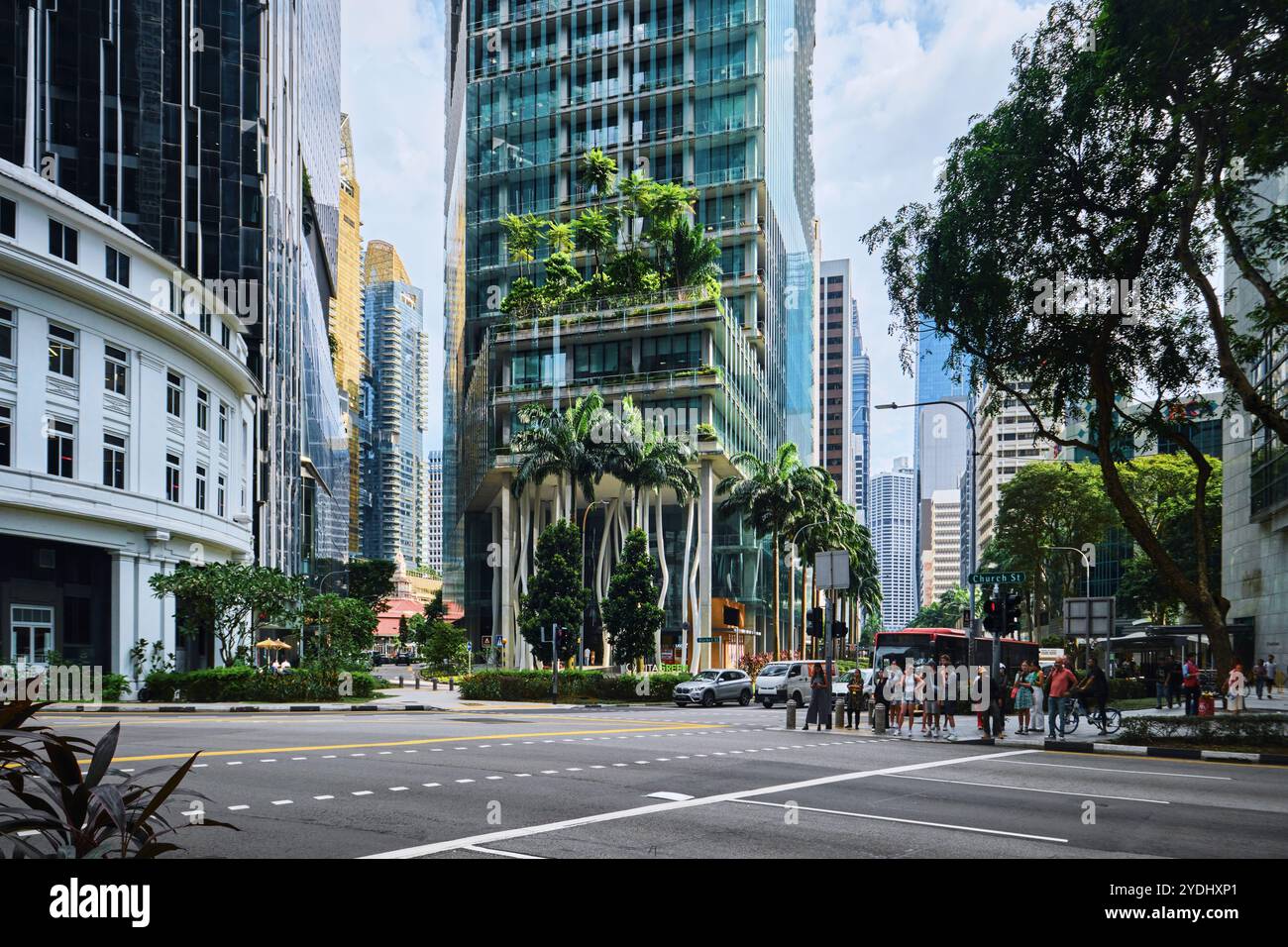 Singapore - 12 agosto 2024: Vista dell'edificio ecologico CapitaGreen, noto anche come Market Street Tower Foto Stock