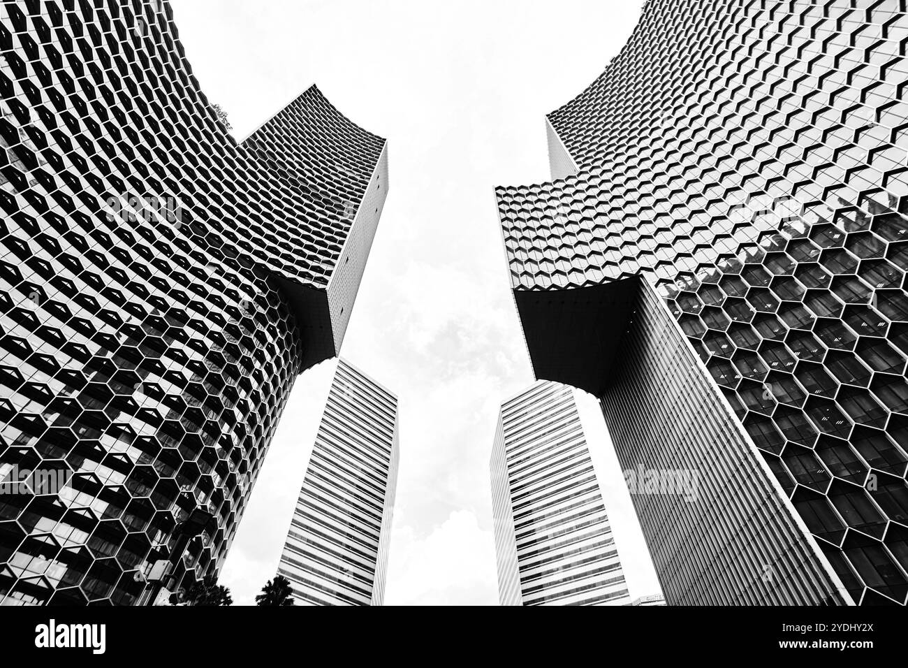 Singapore - 15 agosto 2024: L'edificio Duo si trova vicino alla stazione di Bugis. E' conosciuto per la sua facciata a nido d'ape Foto Stock