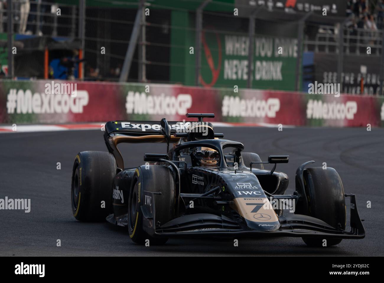 Brad Pitt filma una scena per il suo nuovo film “F1” diretto da Joseph Kosinski, Mexico City Grand Prix 2024. 26 ottobre 2024. Crediti: Lexie Harrison-Cripps/Alamy Live News Foto Stock