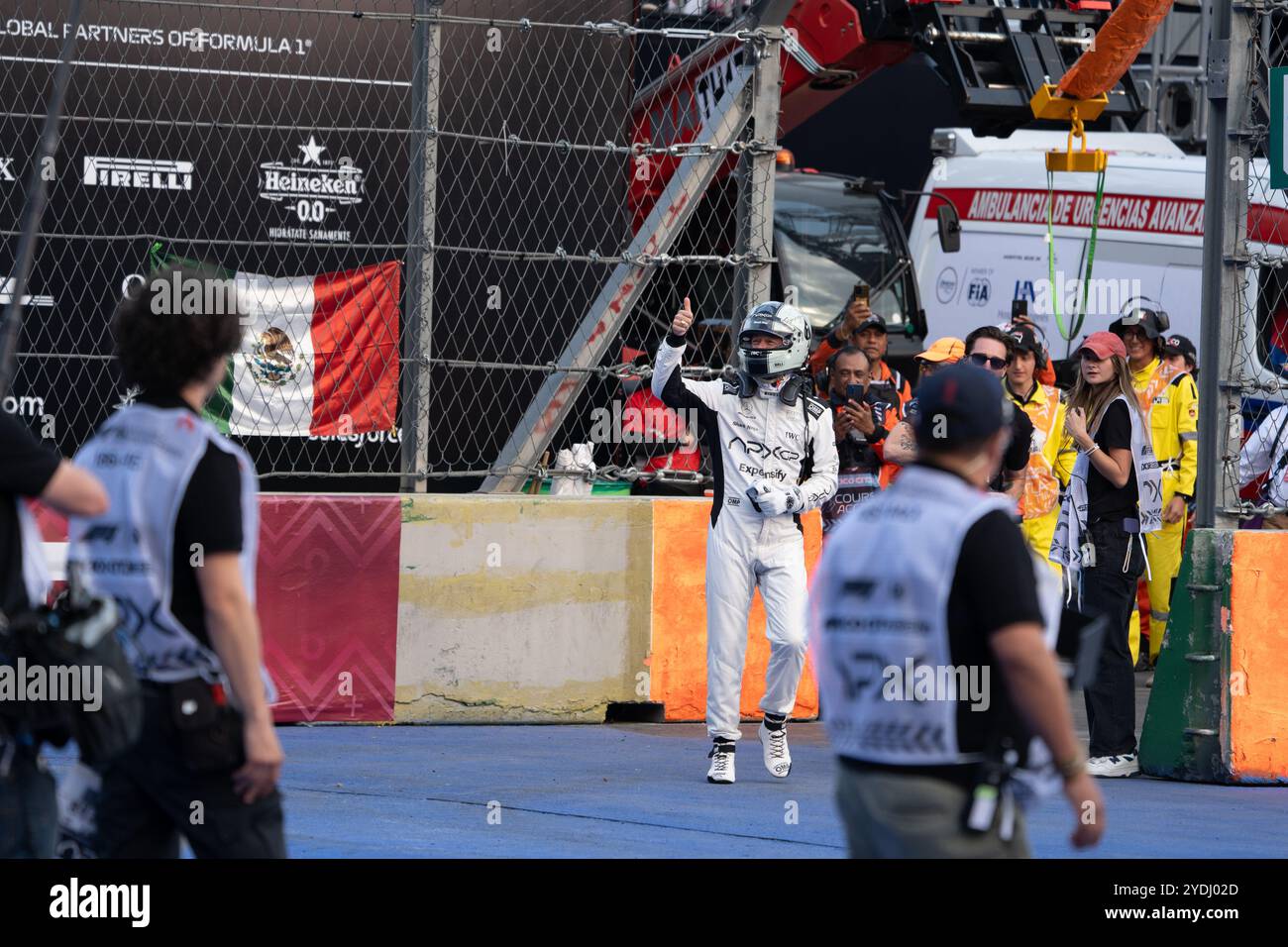 Brad Pitt filma una scena per il suo nuovo film “F1” diretto da Joseph Kosinski, Mexico City Grand Prix 2024. 26 ottobre 2024. Crediti: Lexie Harrison-Cripps/Alamy Live News Foto Stock