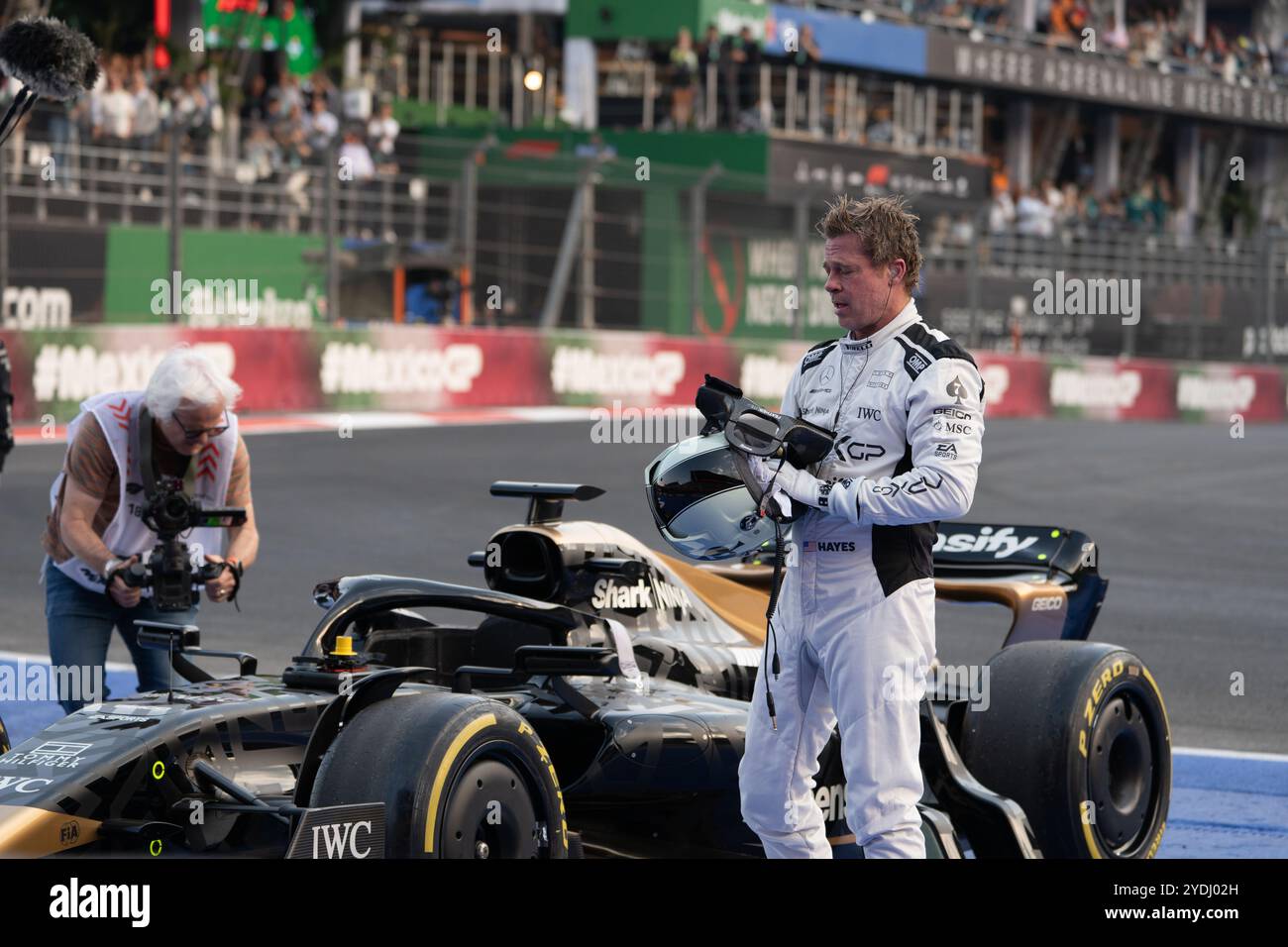 Brad Pitt filma una scena per il suo nuovo film “F1” diretto da Joseph Kosinski, Mexico City Grand Prix 2024. 26 ottobre 2024. Crediti: Lexie Harrison-Cripps/Alamy Live News Foto Stock