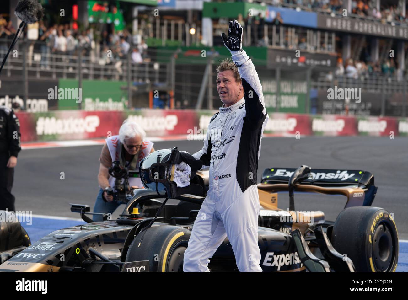 Brad Pitt filma una scena per il suo nuovo film “F1” diretto da Joseph Kosinski, Mexico City Grand Prix 2024. 26 ottobre 2024. Crediti: Lexie Harrison-Cripps/Alamy Live News Foto Stock