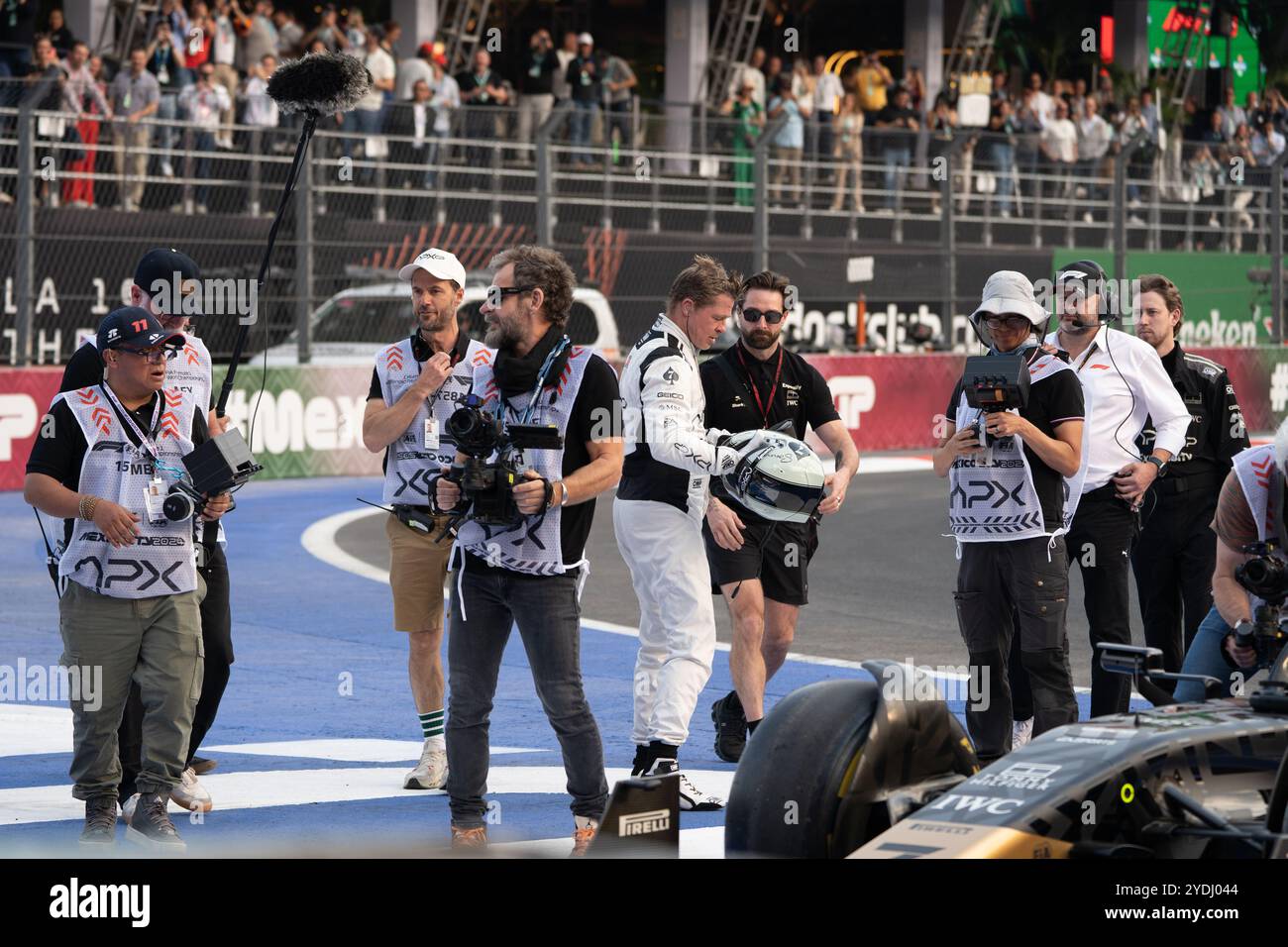 Brad Pitt filma una scena per il suo nuovo film “F1” diretto da Joseph Kosinski, Mexico City Grand Prix 2024. 26 ottobre 2024. Crediti: Lexie Harrison-Cripps/Alamy Live News Foto Stock