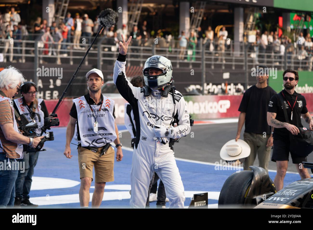 Brad Pitt filma una scena per il suo nuovo film “F1” diretto da Joseph Kosinski, Mexico City Grand Prix 2024. 26 ottobre 2024. Crediti: Lexie Harrison-Cripps/Alamy Live News Foto Stock