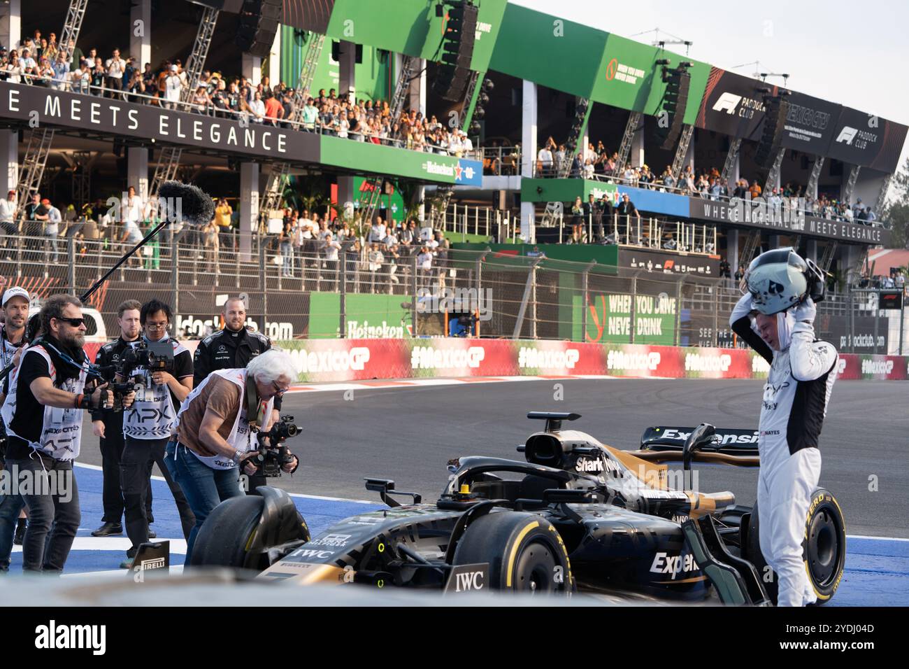 Brad Pitt filma una scena per il suo nuovo film “F1” diretto da Joseph Kosinski, Mexico City Grand Prix 2024. 26 ottobre 2024. Crediti: Lexie Harrison-Cripps/Alamy Live News Foto Stock