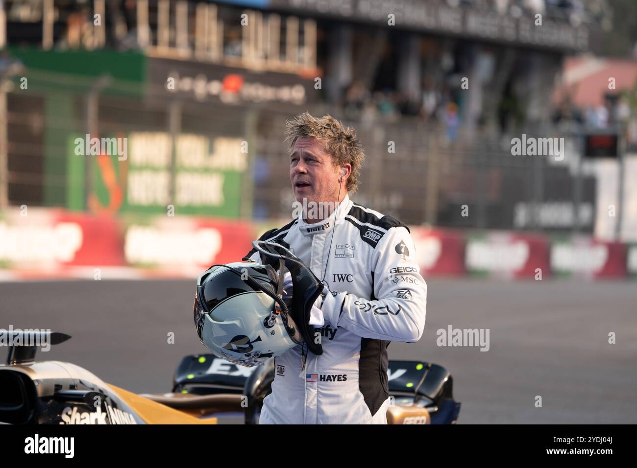Brad Pitt filma una scena per il suo nuovo film “F1” diretto da Joseph Kosinski, Mexico City Grand Prix 2024. 26 ottobre 2024. Crediti: Lexie Harrison-Cripps/Alamy Live News Foto Stock