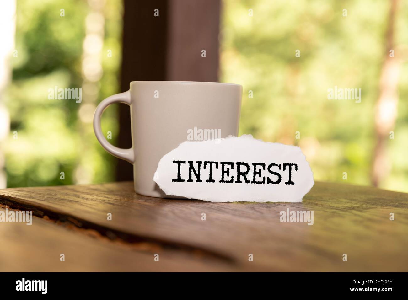 Testo scritto a mano interessi spese. Business idea costo del debito che si è verificato durante un periodo di tempo digitando script di codice del programma, Abstract Downloadi Foto Stock