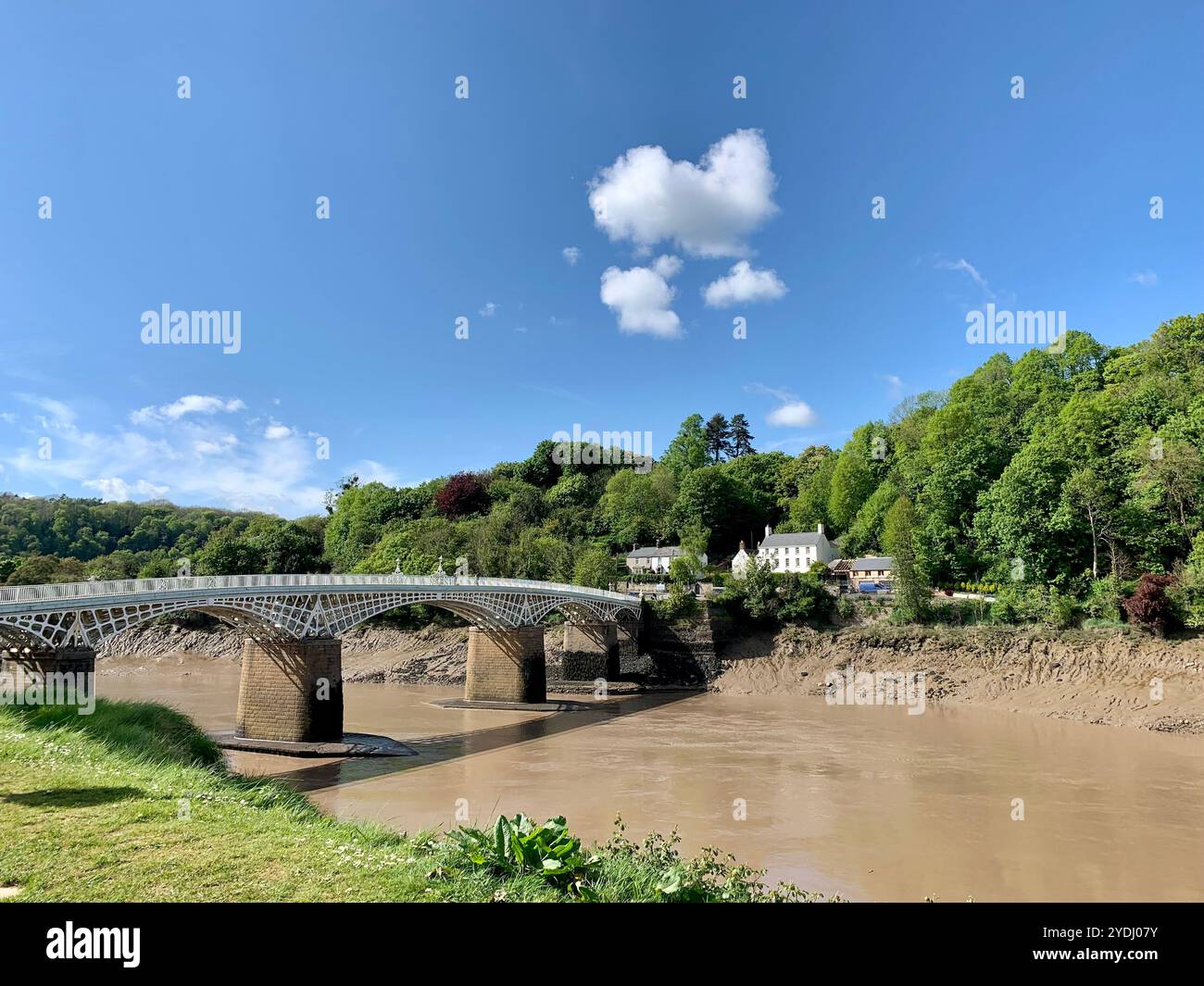 L'Old Wye Bridge o Chepstow Bridge attraversa il fiume Wye tra Monmouthshire, Galles, e Gloucestershire, Inghilterra. - Immagine stock catturata con smartphone