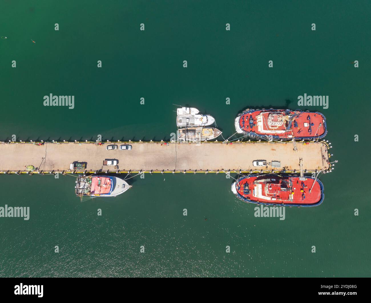 Vista aerea dei tugbotas ormeggiati su un molo a Eden sulla costa meridionale del nuovo Galles del Sud, Australia. Foto Stock