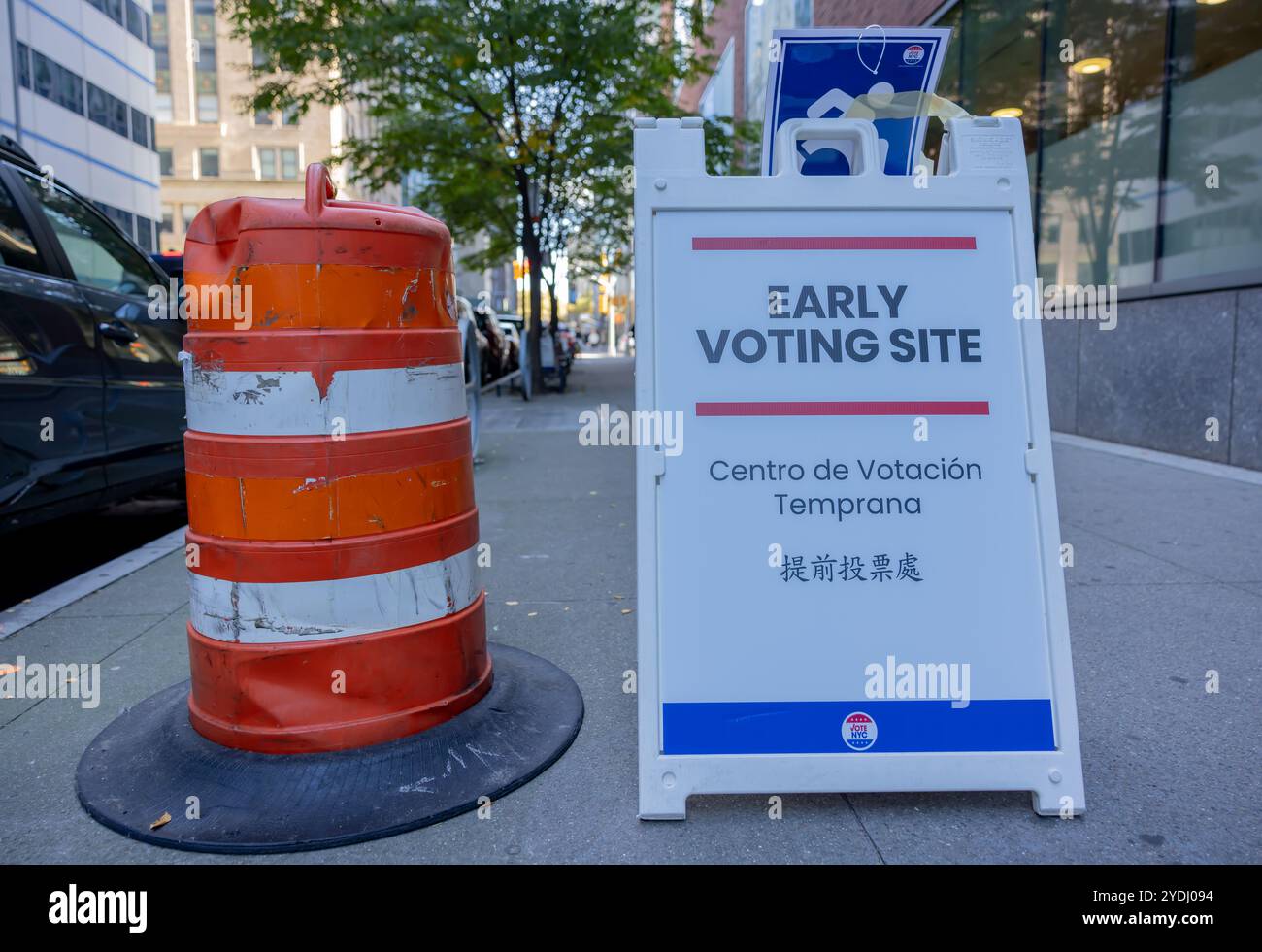 NEW YORK, N.Y. – 26 ottobre 2024: Un cartello identifica un luogo di voto anticipato a Manhattan per le elezioni generali del 2024 nello Stato di New York. Foto Stock