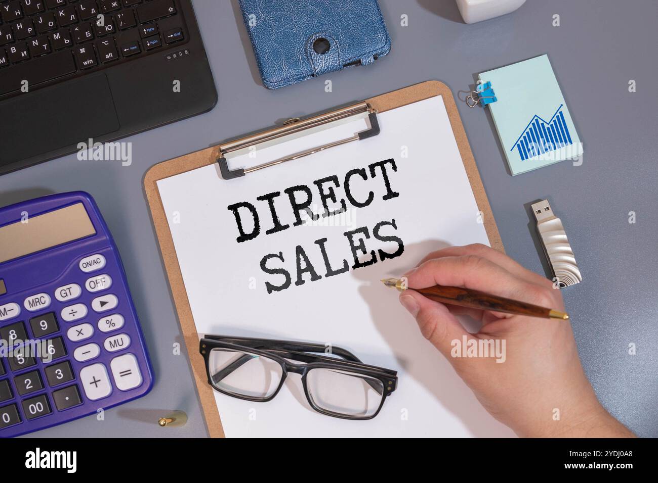 Concetto di business e finanza. Su sfondo rosso, ingranaggi e un piano di pensiero con l'iscrizione - VENDITE DIRETTE Foto Stock