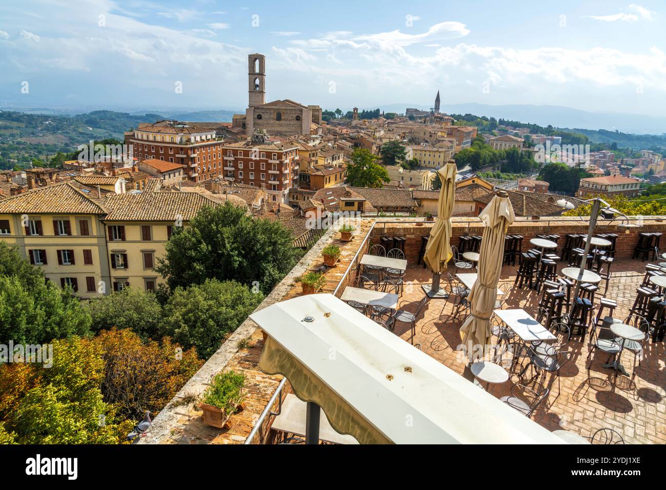 Vista panoramica aerea dello skyline di Perugia con vista sul centro della città, ristorante all'aperto sulla scogliera, caffetteria, chiesa, verdi colline. Perugia, Umbria, Italia Foto Stock