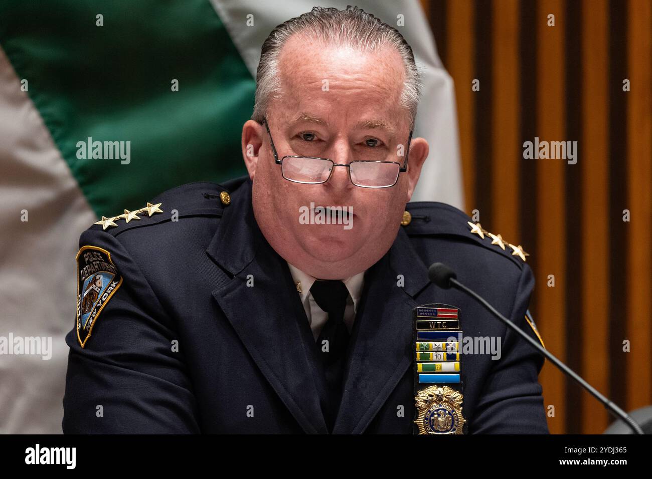 New York, NY, USA, 26 ottobre 2024: Il capo della pattuglia della polizia di New York John Chell parla come il sindaco Eric Adams e i dirigenti della polizia di New York tengono un briefing sui preparativi per la sicurezza prima della manifestazione dell'ex presidente Trump al 1 Police Plaza di New York il 26 ottobre 2024. Crediti: Lev Radin/Alamy Live News Foto Stock