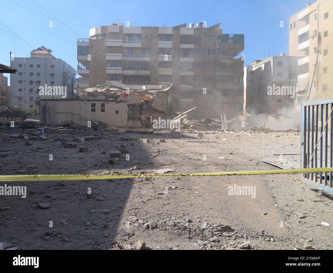 Beirut, Libano. 26 ottobre 2024. Un edificio distrutto durante la notte da uno sciopero israeliano a Haret Hreik, parte di Dahiyeh, sobborgo meridionale di Beirut, Libano, ottobre 26 2024. Il 25 ottobre gli aerei israeliani lanciarono diversi attacchi aerei dalle 22:00 circa nei quartieri di Dahiyeh, tra cui Laylaki, Borj El Brajneh, Haret Hreik. (Foto di Elisa Gestri/Sipa USA) credito: SIPA USA/Alamy Live News Foto Stock