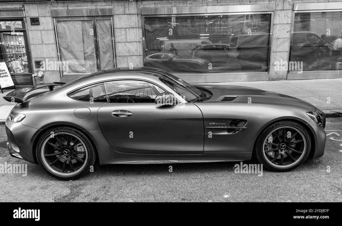 New York City, USA - 9 agosto 2023: Mercedes Benz AMG GT 2018 auto sportiva parcheggiata, vista laterale Foto Stock