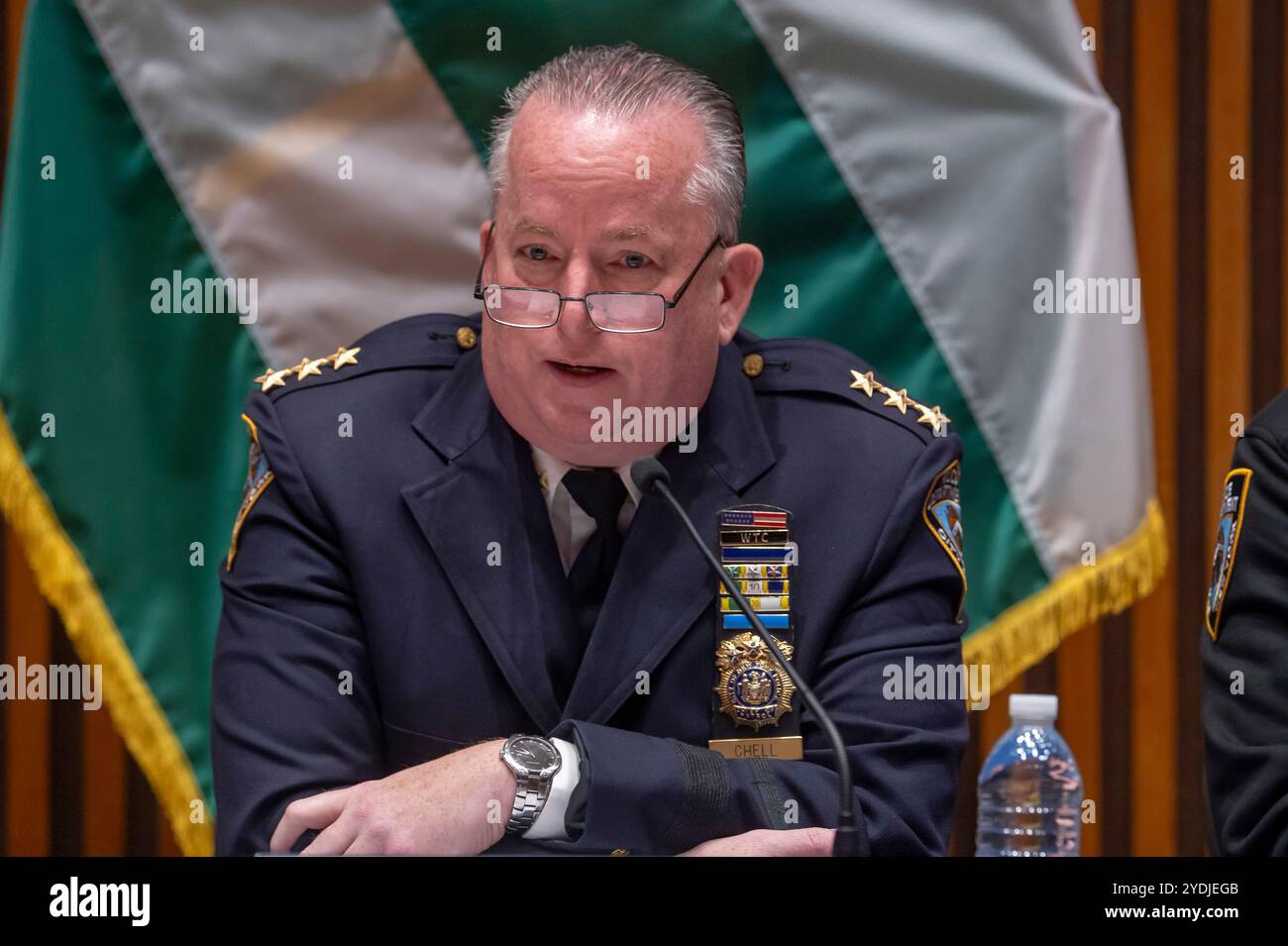 New York, Stati Uniti. 26 ottobre 2024. NEW YORK, NEW YORK - OTTOBRE 26: Il capo della pattuglia John Chell parla ad un briefing sui preparativi per la sicurezza prima della manifestazione dell'ex presidente Trump domenica sera al Madison Square Garden presso One Police Plaza il 26 ottobre 2024 a New York City. Crediti: Ron Adar/Alamy Live News Foto Stock