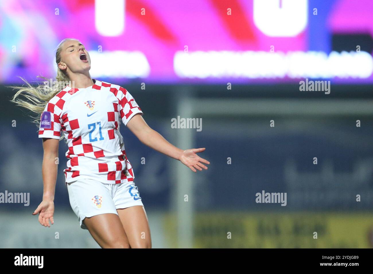 Pechino, Cina. 25 ottobre 2024. Ana Maria Markovic della Croazia reagisce durante la partita di andata delle qualificazioni aggiuntive del Campionato europeo di calcio femminile tra Croazia e Irlanda del Nord a Varazdin, Croazia, il 25 ottobre 2024. Crediti: Luka Batelic/PIXSELL via Xinhua/Alamy Live News Foto Stock