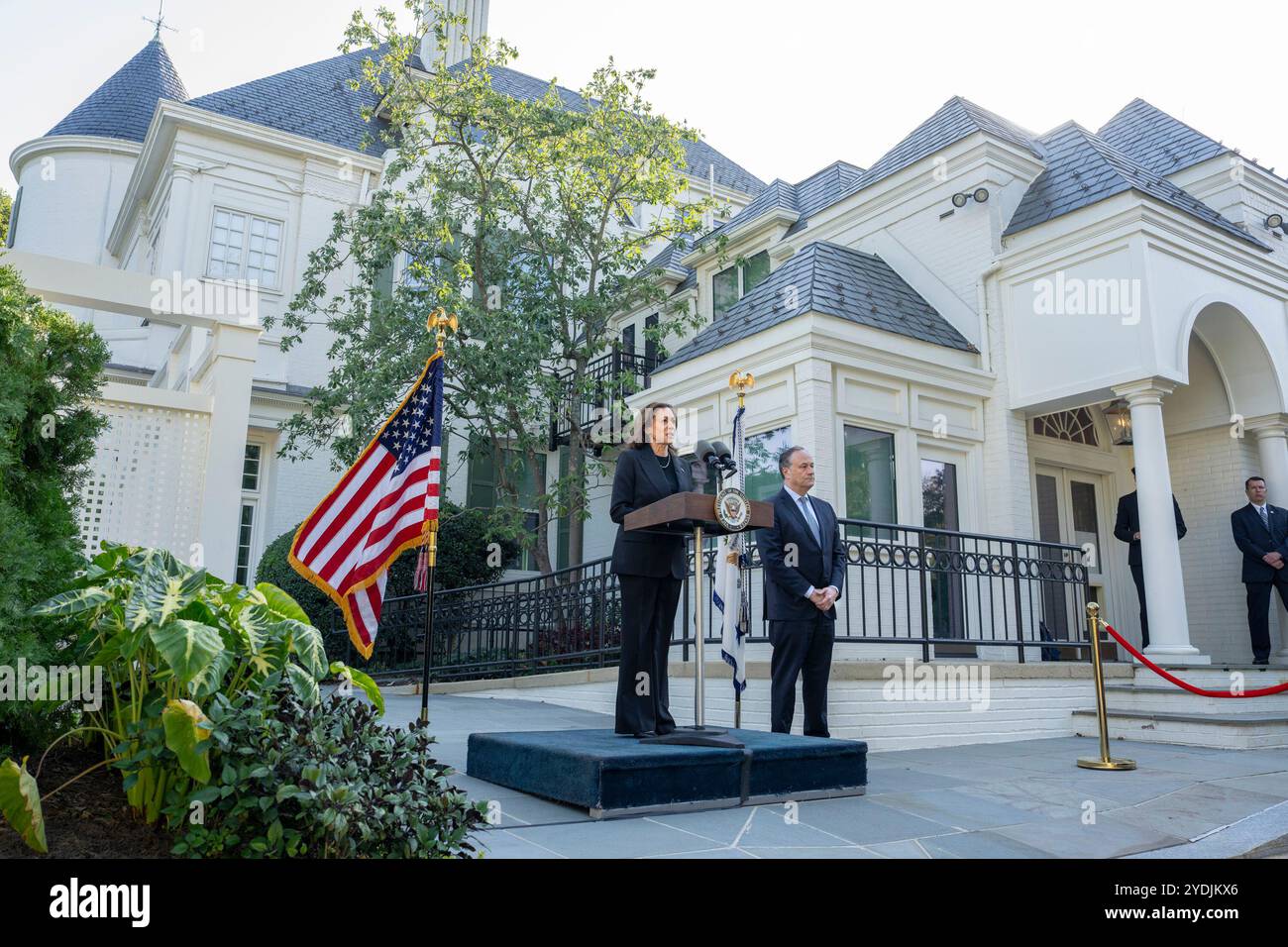 Il Vicepresidente Kamala Harris e il secondo gentiluomo Doug Emhoff fanno osservazioni alla stampa prima di una cerimonia di piantagione di alberi nel giardino della residenza del Vicepresidente a Washington, D.C., lunedì 7 ottobre 2024, per commemorare il primo anniversario degli attentati terroristici di Hamas in Israele. (Foto ufficiale della Casa Bianca di Oliver Contreras) Foto Stock