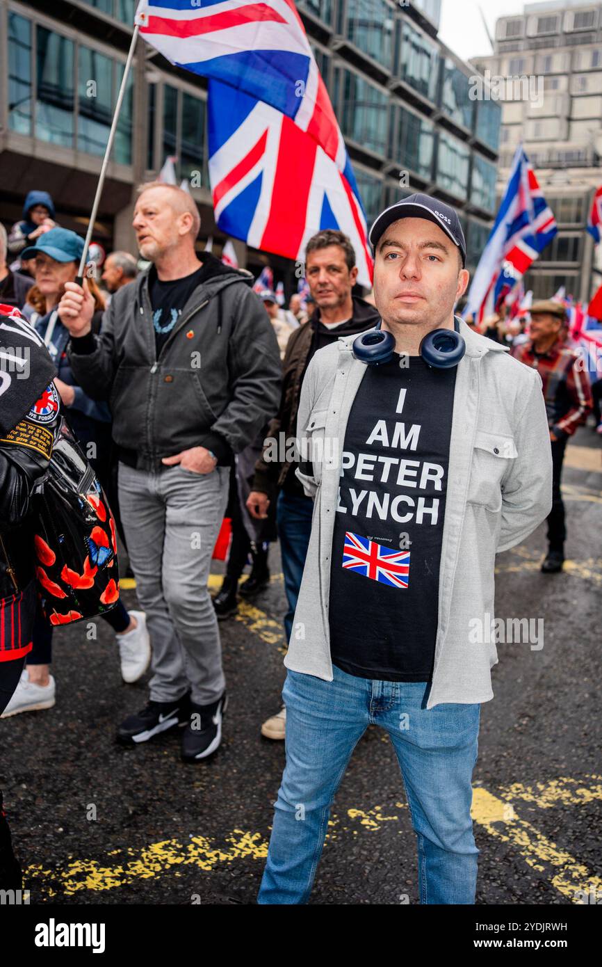 Londra, Regno Unito. 26 ottobre 2024. I manifestanti si riuniscono durante la dimostrazione. L'estrema destra discendeva nel centro di Londra nonostante il loro leader Tommy Robinson fosse assente a causa di essere stato rimandato dalla polizia. Infuriata dal recente suicidio di Peter Lynch mentre era in custodia per disordini violenti, la manifestazione si riunì fuori Downing Street sotto la bandiera di "Uniting the Kingdom". (Foto di Lab Ky Mo/SOPA Images/Sipa USA) credito: SIPA USA/Alamy Live News Foto Stock