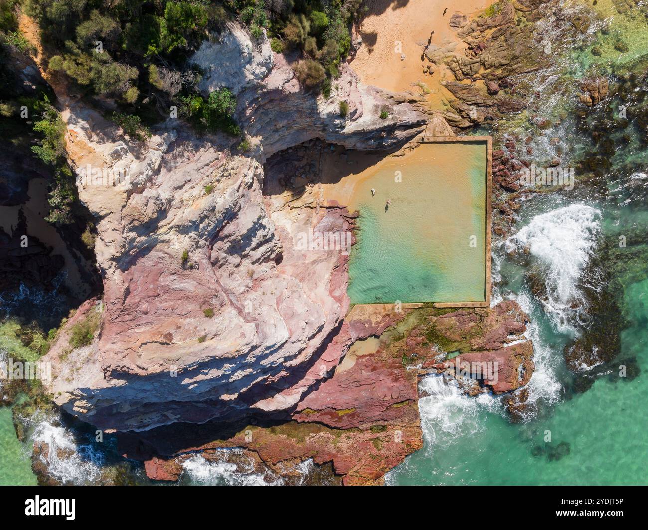 Vista aerea di una piscina da bagno lungo una costa rocciosa a Eden, sulla costa meridionale del nuovo Galles del Sud, Australia. Foto Stock