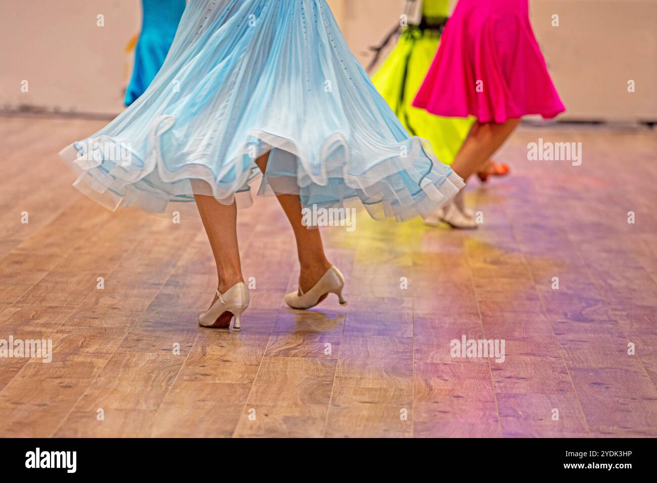 le ragazze con splendidi abiti si allenano prima di un torneo di ballo Foto Stock