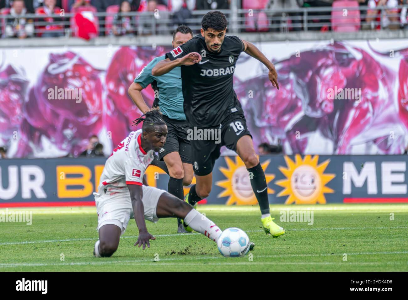 Lipsia, Germania 26. Oktober 2024: 1.BL - 2024/2025 - RB Leipzig vs. SC Freiburg IM Bild: v. li. im Zweikampf Amadou Haidara (Lipsia) und Eren Sami Dinkci (Friburgo) /// le normative DFL vietano qualsiasi uso di fotografie come sequenze di immagini e/o quasi-video. /// Foto Stock