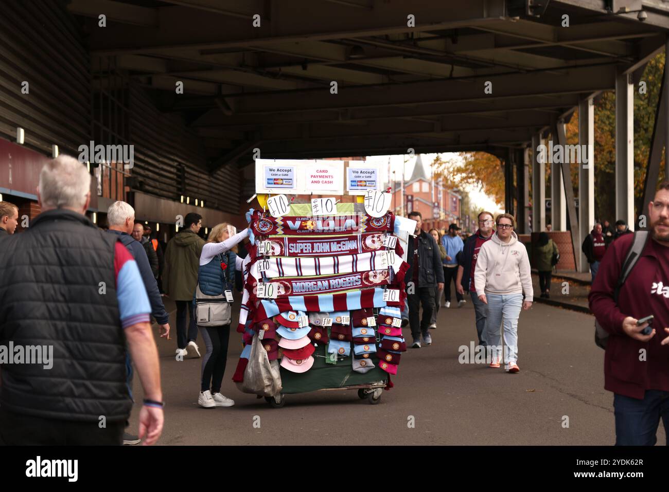 Birmingham, Regno Unito. 26 ottobre 2024. Pre-partita fuori dal Villa Park mentre i tifosi camminano davanti a una sciarpa e a una bancarella di souvenir prima di Aston Villa V AFC Bournemouth a Birmingham, Regno Unito, il 26 ottobre 2024. Crediti: Paul Marriott/Alamy Live News Foto Stock