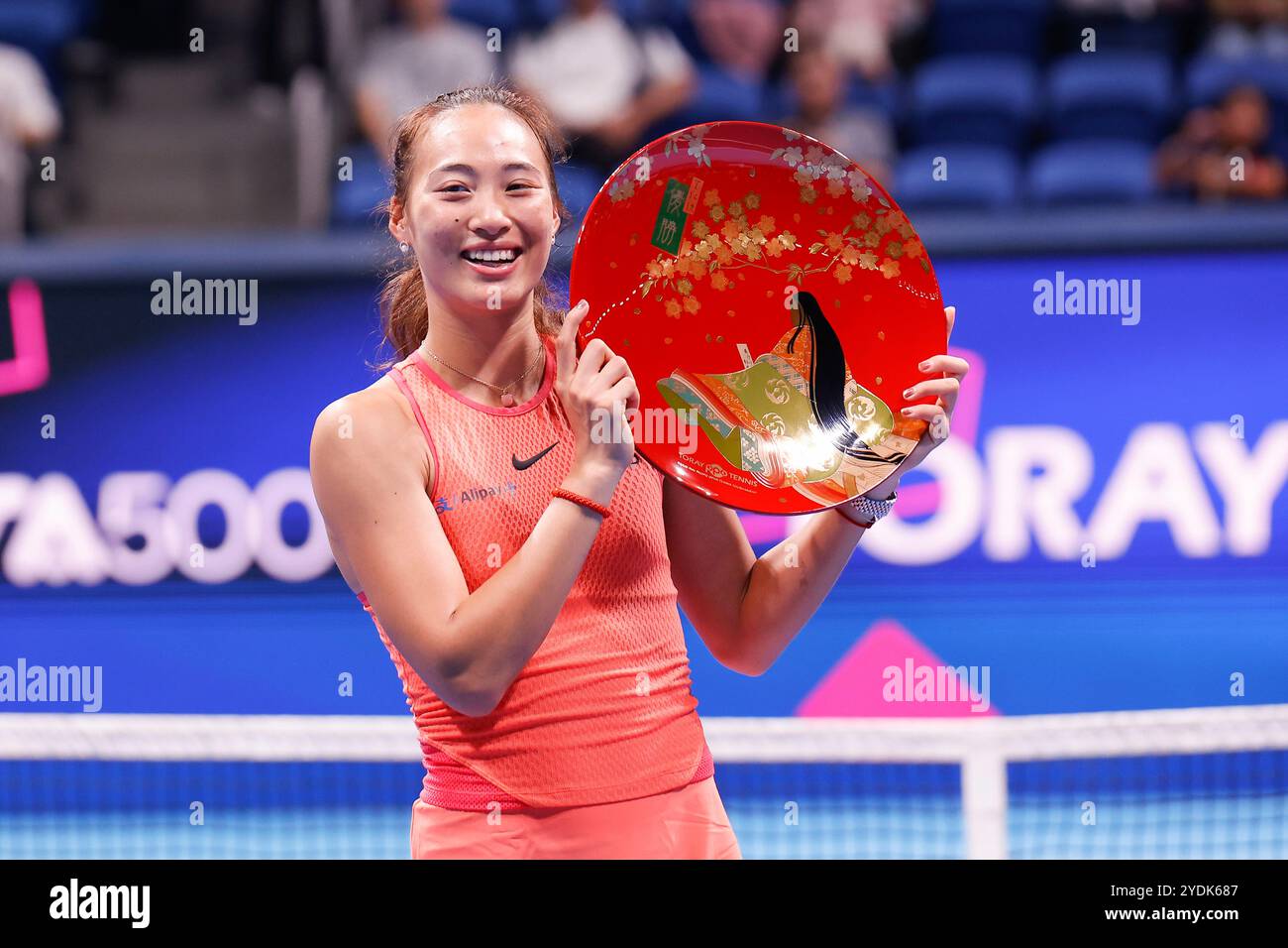 Tokyo, Giappone. 27 ottobre 2024. Qinwen ZHENG (CHN) festeggia dopo aver vinto la finale di Singles contro Sofia KENIN (USA) durante il Toray Pan Pacific Open Tennis Tournament 2024 all'Ariake Coliseum. Zheng ha vinto 7-6(5), 6-3. (Credit Image: © Rodrigo Reyes Marin/ZUMA Press Wire) SOLO PER USO EDITORIALE! Non per USO commerciale! Foto Stock